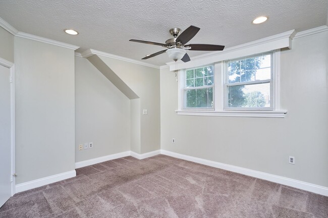 Building Photo - Renovated 3 bedroom 2 Bath home in Goodyea...