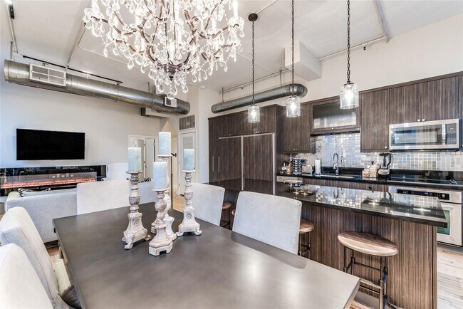 Building Photo - 705 Main St