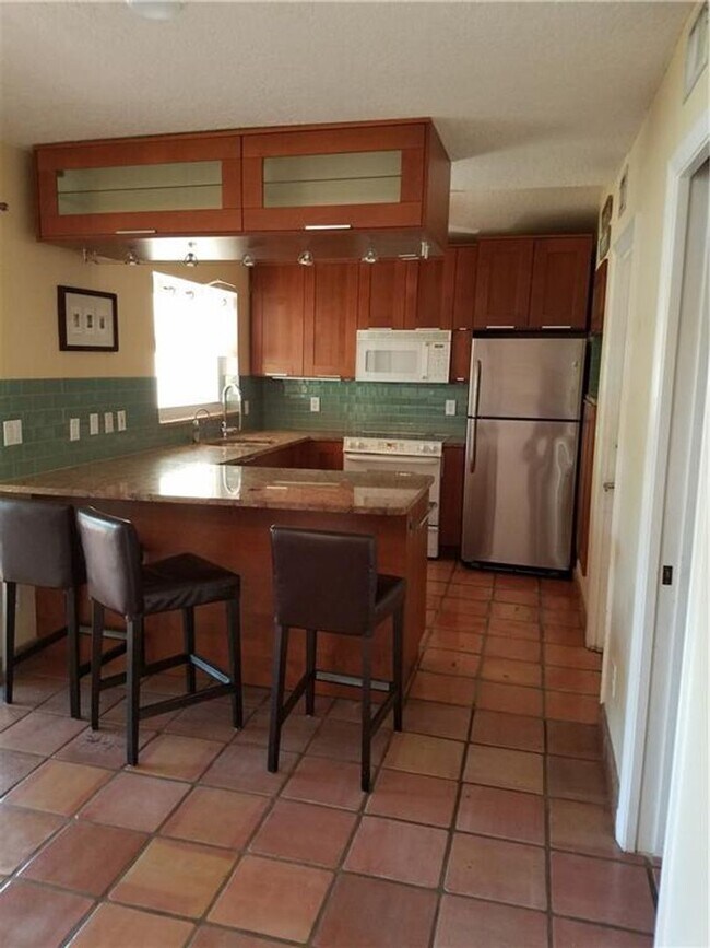 Building Photo - 1159 SE 6th Ct