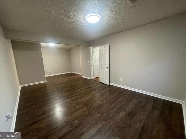 Building Photo - 3015 Cascade Manor Dr