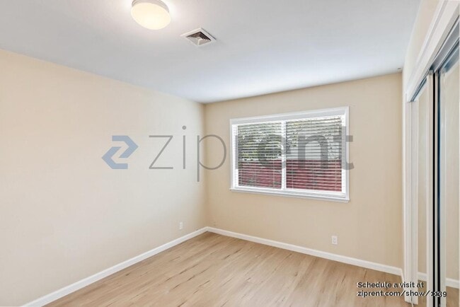 Building Photo - Unit