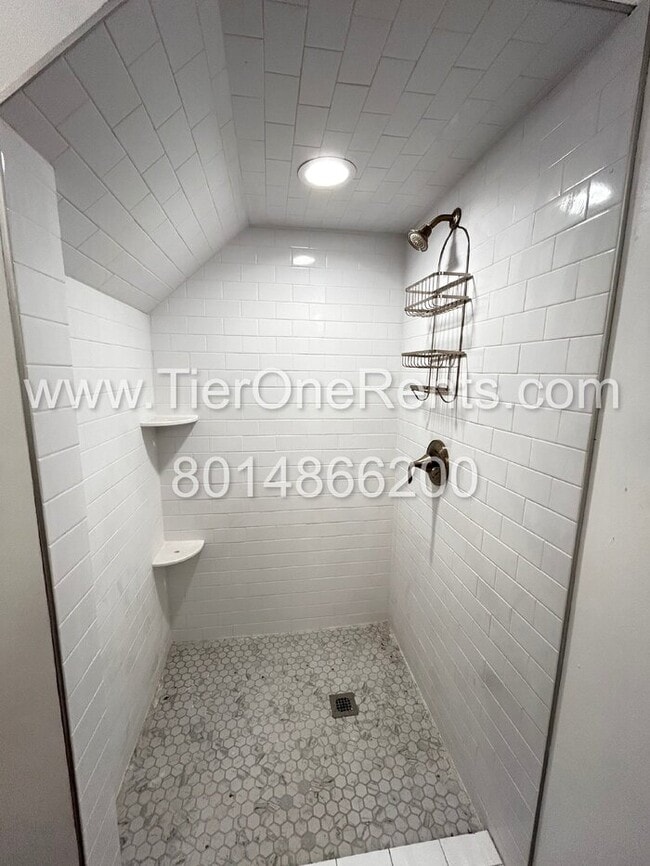 Building Photo - NO DEPOSIT option available for qualified ...