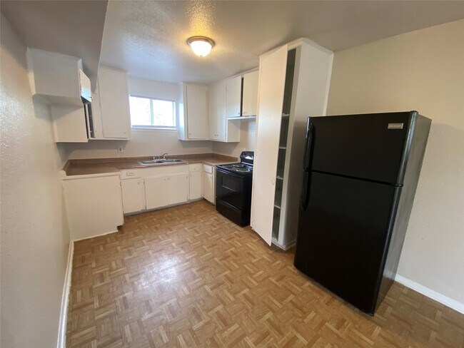 Building Photo - 5610 Royal Palms St