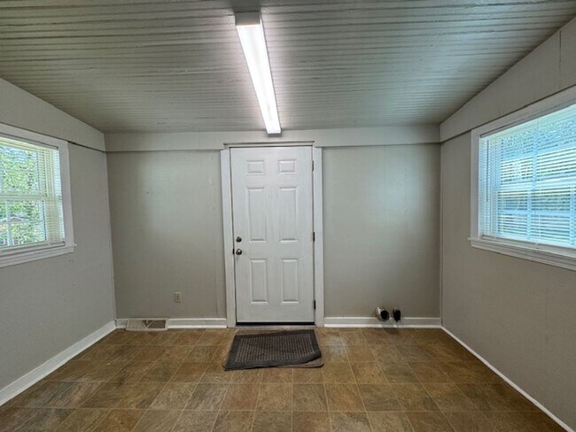 Building Photo - Cute Bungalow home with hardwoods - 2 bedrooms, 1 full bath - nice size yard