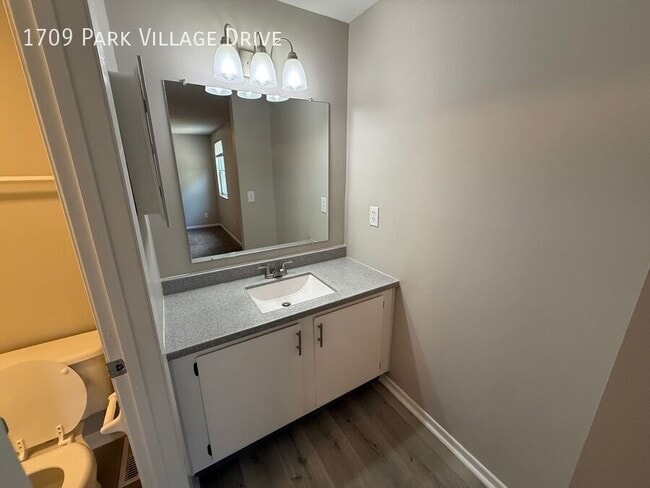 Building Photo - 1709 Park Village Dr