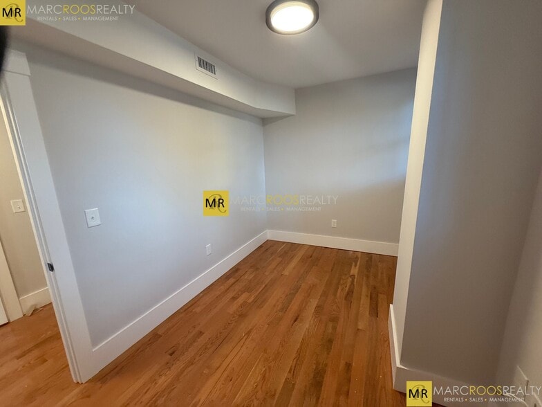 Building Photo - 118 Marginal St