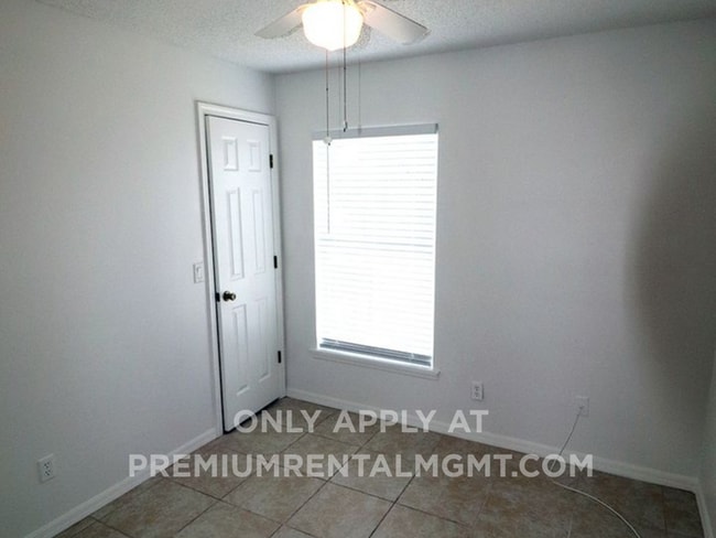 Building Photo - Corner of Curry Ford and Goldenrod 3 bedroom 2 baths and one car garage