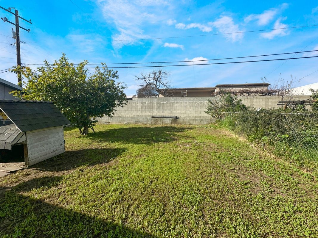 Building Photo - 209 Elm St