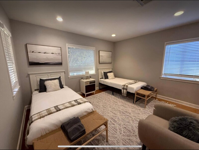 Building Photo - 404 S Beachwood Dr