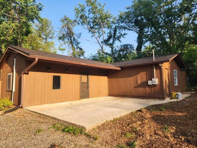 Building Photo - Asheville Rental!