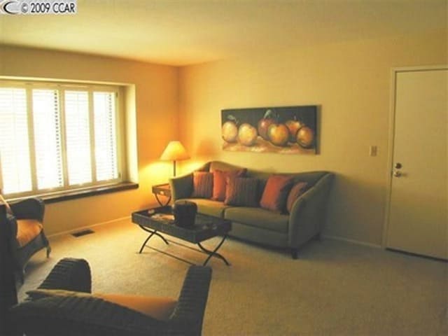 Building Photo - Spacious Modern Townhouse in the Desirable...