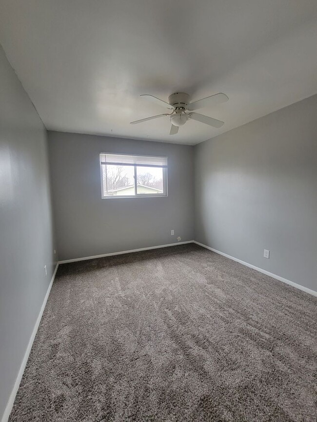 Building Photo - 2bed/1.5bath Condo near Robeson Elementary