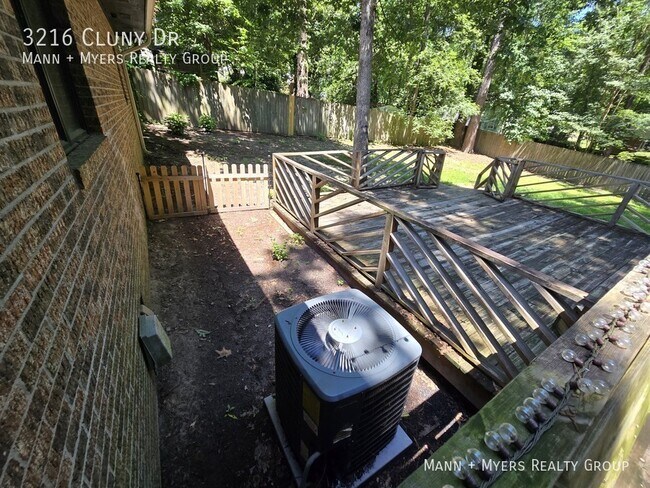 Building Photo - 3216 Cluny Dr