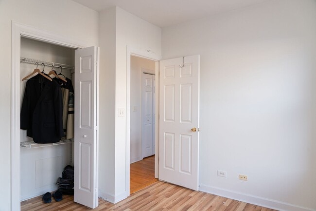 Building Photo - North Lincoln Square - 2 Bed / 1 Bath - In Unit Laundry