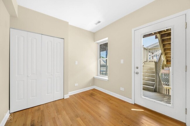 Building Photo - A Fantastic 2-bed in Fabulous Lakeview