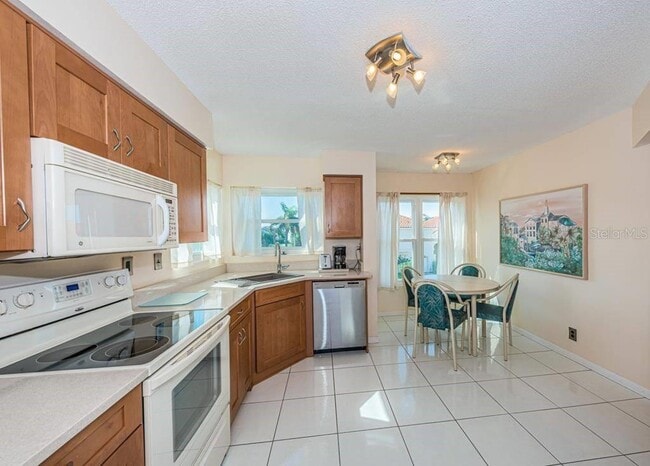 Building Photo - 6151 Bahia Del Mar Blvd S