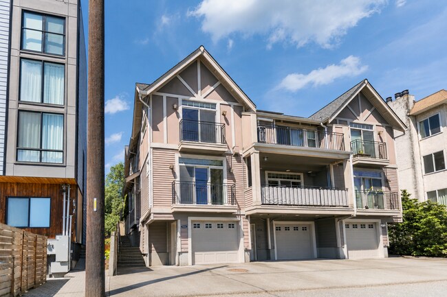 Building Photo - Spacious 3 Bed 2.5 Bath Townhome with Views and Two Parking Spaces – First Hill/Capitol Hill