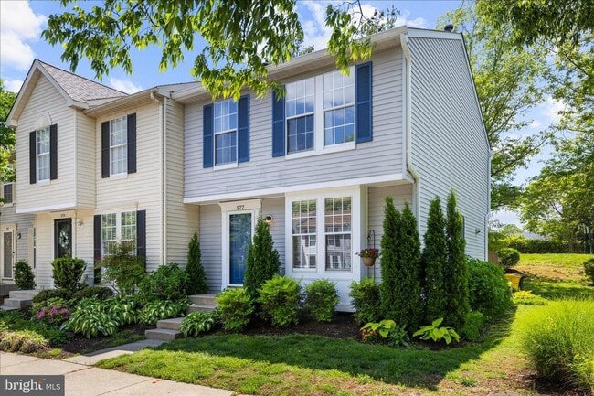 Building Photo - Beautiful End Unit Townhome in Bluffs At Deep Creek!