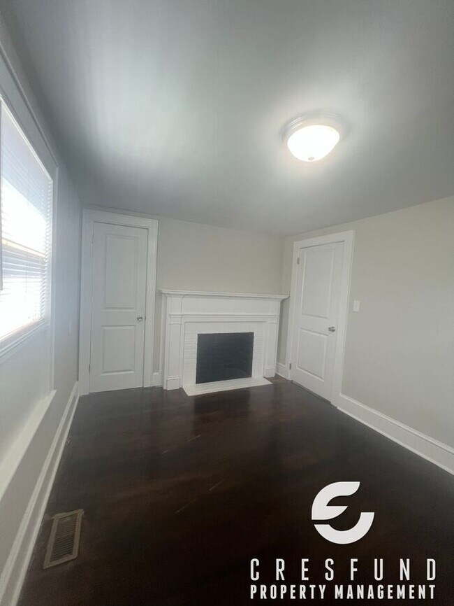 Building Photo - 3 Bedroom, 1 Bath with Fresh and Modernize...