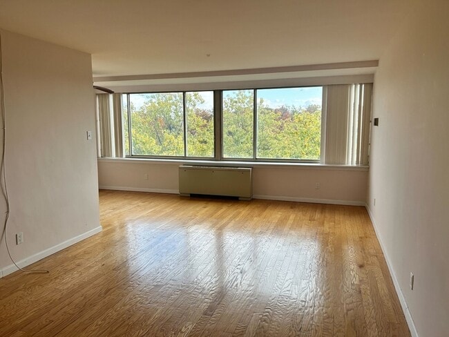 Building Photo - 1210 N Taft St