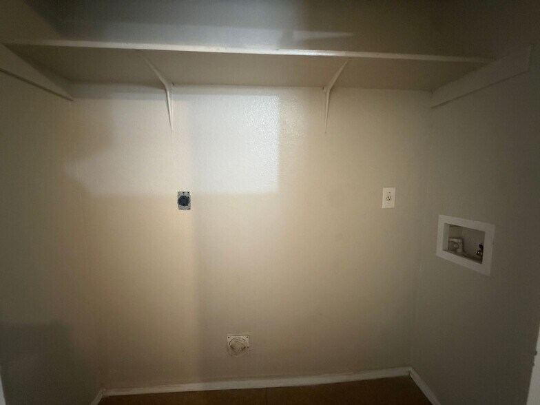 Building Photo - 4000 Doraine Ct