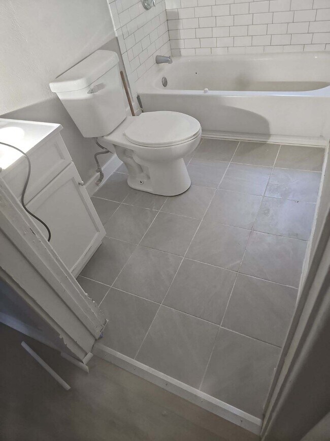 Building Photo - 826 44th St