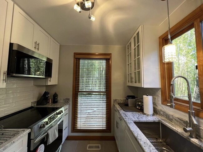 Building Photo - 5729 Stoneway Trail