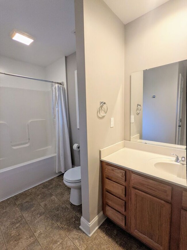 Building Photo - Windswept Condo! Great Asheville Location
