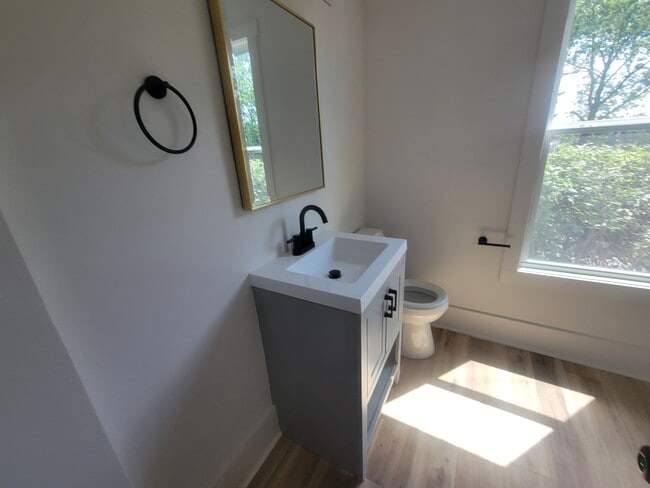 Building Photo - 1542 Thomas Ave