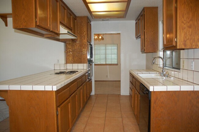 Building Photo - 4 bed 2 bath 3 car in Roseville