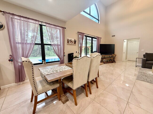 Building Photo - 212 Lone Pine Dr