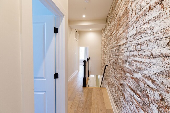 Building Photo - Beautifully Updated 4 Bed/3.5 Bath Row-Hom...
