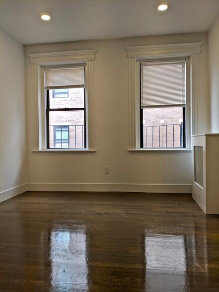 Building Photo - 11 Queensberry St