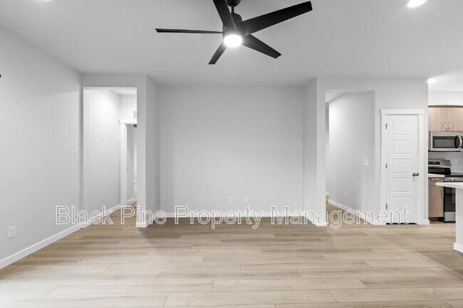 Building Photo - 895 N Aleppo Wy