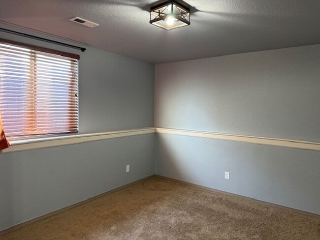 Building Photo - ALL PROSPECTIVE TENANTS MUST SUBMIT A $58 NON-REFUNDABLE APPLICATION FEE PER APPLICANT ONLINE AND...