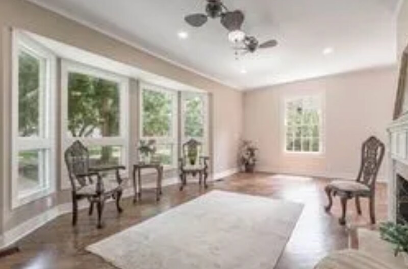 Building Photo - 924 E Houston Ave