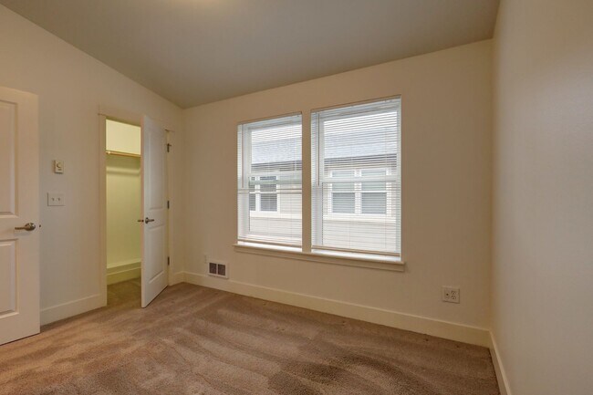 Building Photo - Elegant 2 Bedroom/1 Bath Town Home in Perf...