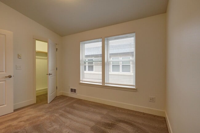 Building Photo - Elegant 2 Bedroom/1 Bath Town Home in Perfect Shoreline Location!