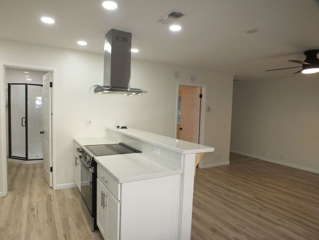 Building Photo - 2/1 1200 sf Rescue retreat - water included!