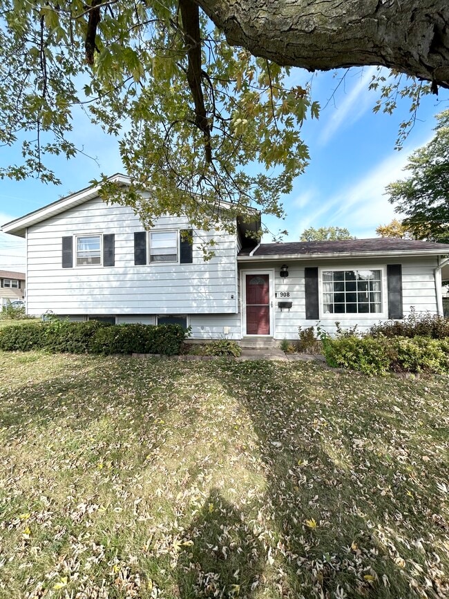 Building Photo - 908 Hillside Dr