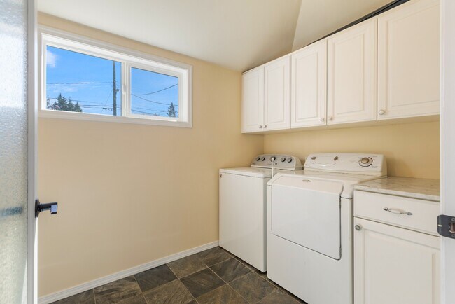 Building Photo - Light-Filled 3BR Home w/ Large Fenced in Yard