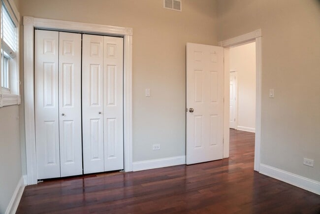 Building Photo - Gorgeous 5 Bedroom / 4 Full Bath Home along Chicago River