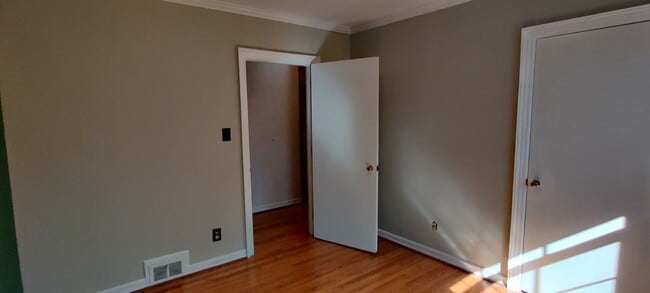 Building Photo - Ranch style home with full basement