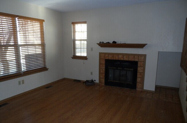 Building Photo - 7957 Lexington Park Dr