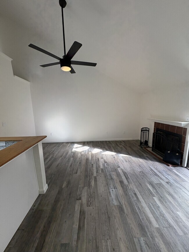 Building Photo - 228 Courtyards E