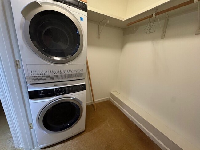 Building Photo - One Bedroom Studio Utilities included