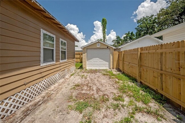 Building Photo - 1302 E Louisiana Ave