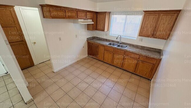 Building Photo - 2 bedroom 1.5 bathroom townhome