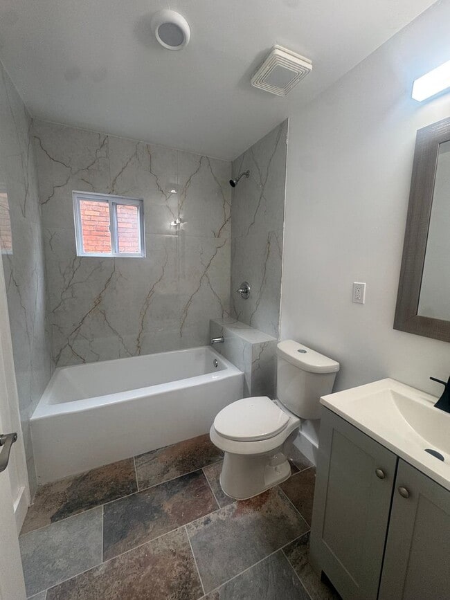 Building Photo - 4 Bedroom 1.5 home near downtown Detroit