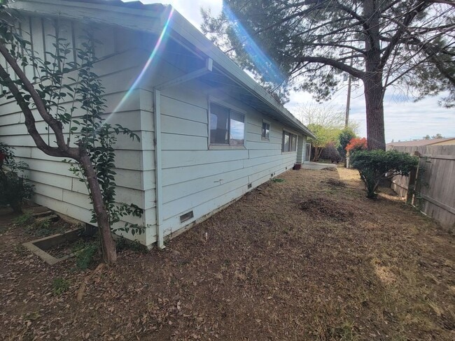 Building Photo - Spacious 3/2 Home Located in the Stanmar c...